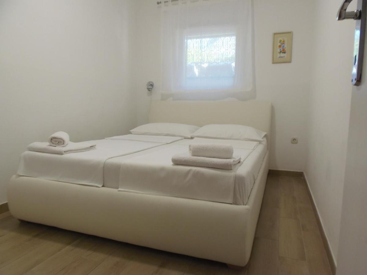 Villa Rajski Dvor 2 Bol Buitenkant foto