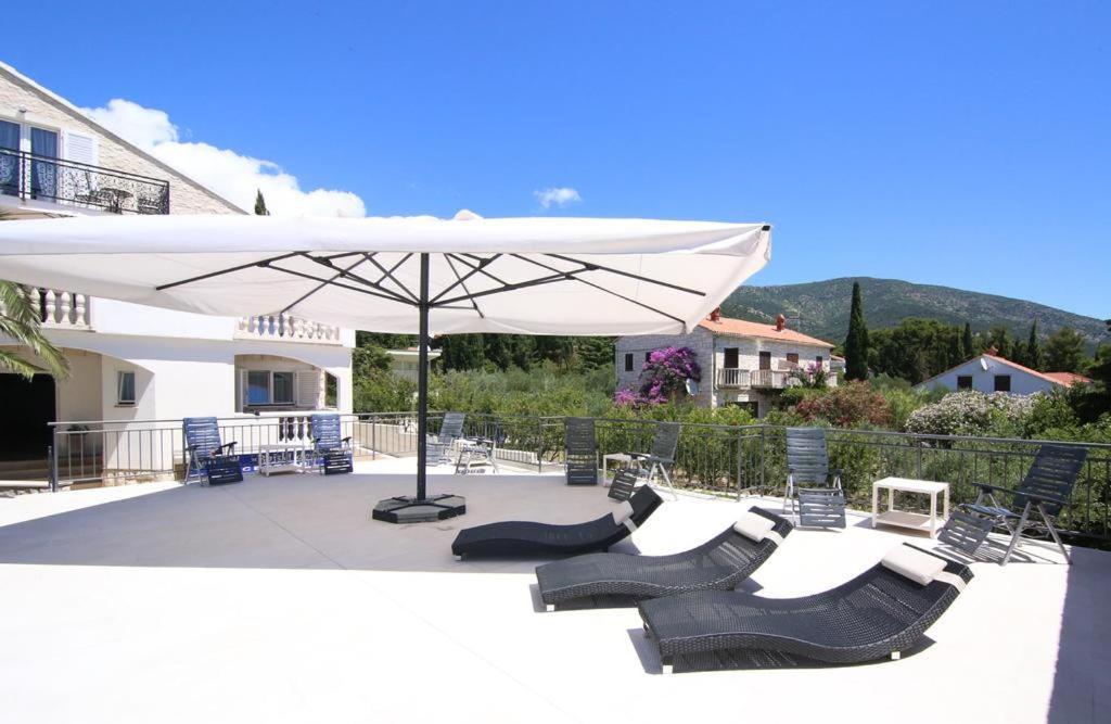 Villa Rajski Dvor 2 Bol Buitenkant foto
